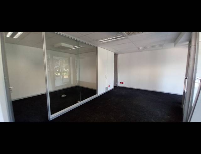 364M² OFFICE TO LET IN LYME PARK